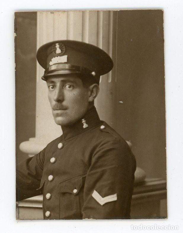 Militaria: Antigua foto de MILITAR del CUERPO DE FERROCARRILES. Locomotora en la gorra de plato. SARGENTO