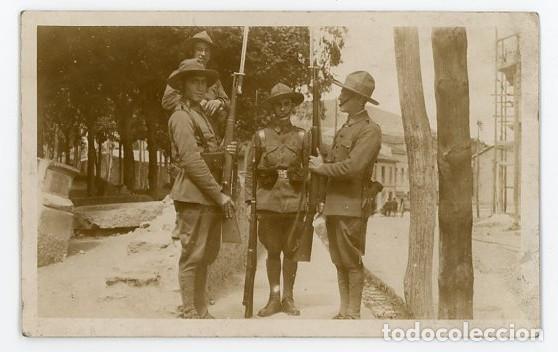 Militaria: MILITARES ESPA&Ntilde;OLES CON LA BAYONETA CALADA en alg&uacute;n pueblo: Oviedo ? H. 1915