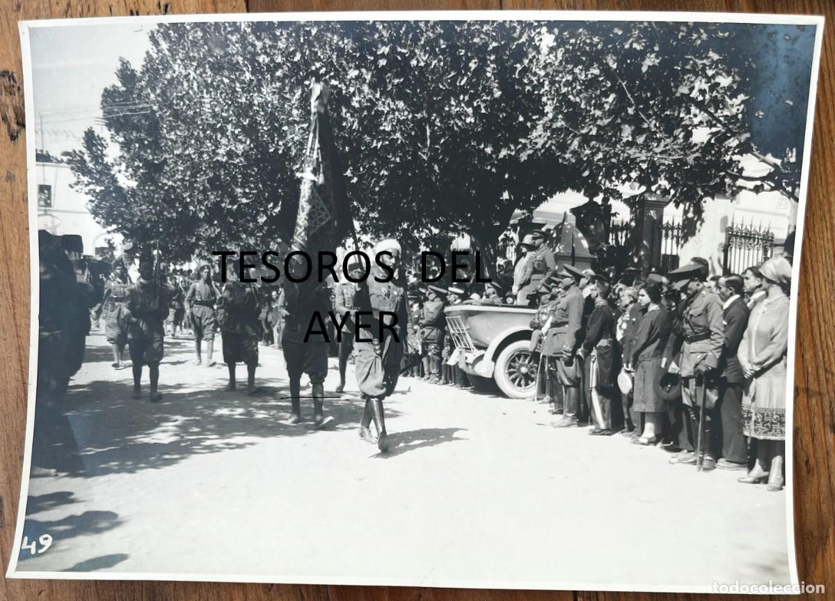 Militaria: Fotograf&iacute;a antigua Reyes Alfonso XIII y Victoria Eugenia en coche, Tetu&aacute;n Marruecos 1927