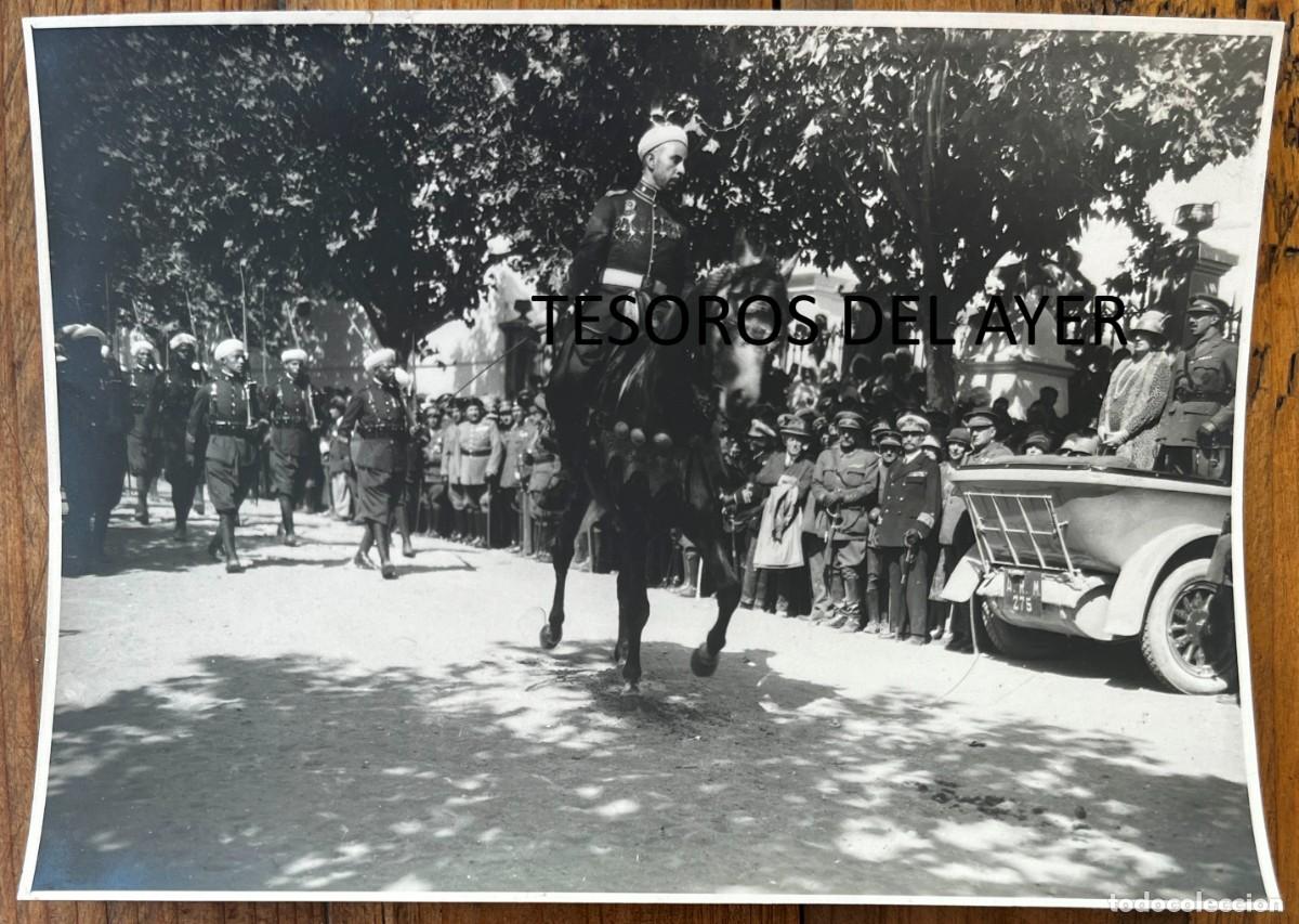 Militaria: Fotograf&iacute;a antigua Reyes Alfonso XIII y Victoria Eugenia en coche, Tetu&aacute;n Marruecos 1927
