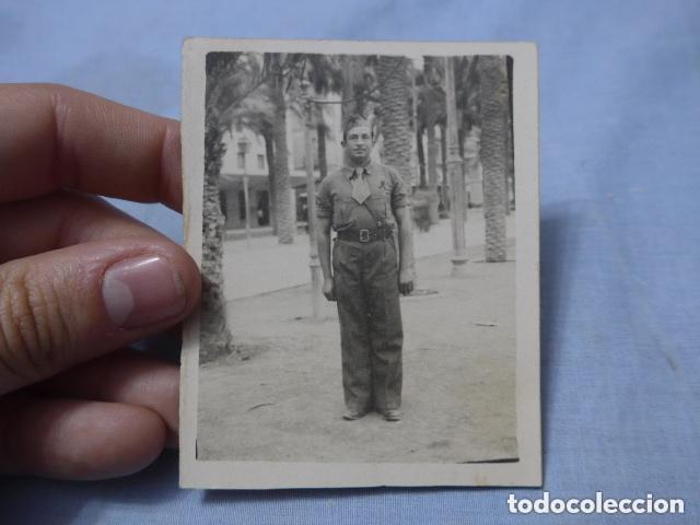 Militaria: Antigua fotografia de miliciano republicano con lazo de voluntario de zona de Valencia, guerra civil