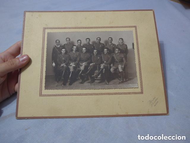 Militaria: Antigua fotografia de militares oficiales en alcoy 1942, original.