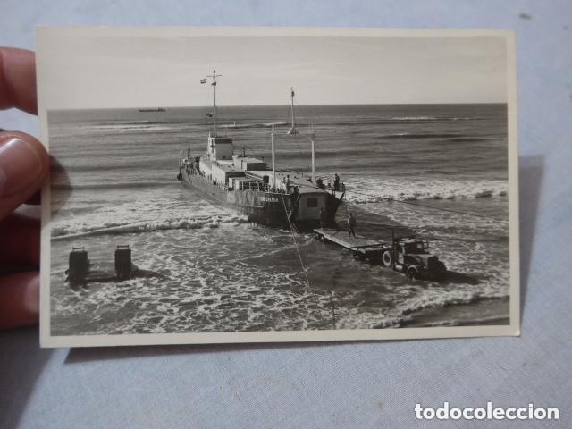 Militaria: Antigua fotografia del desembarco material americano en Espa&ntilde;a, 1962, playa.