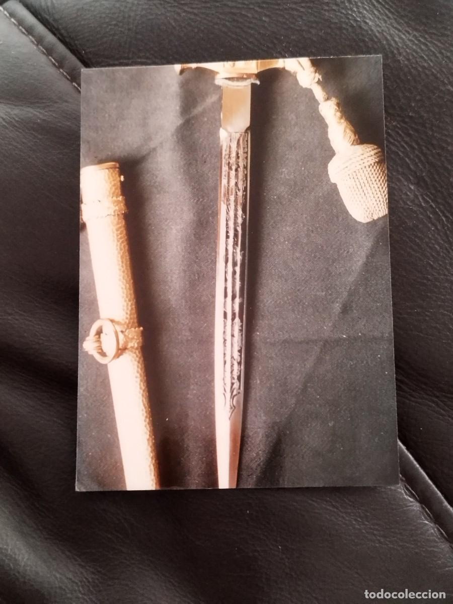 Militaria: Antigua foto de daga antigua, que recuerda a las producidas en la F&aacute;brica de Armas de Toledo.