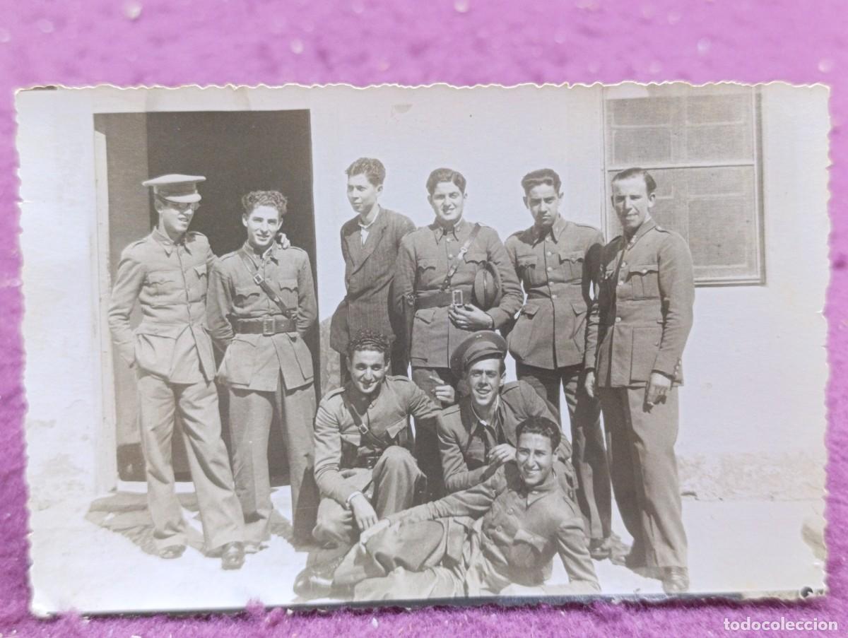 Militaria: Antigua Fotograf&iacute;a en b/n o sepia, militares posando en grupo, a identificar
