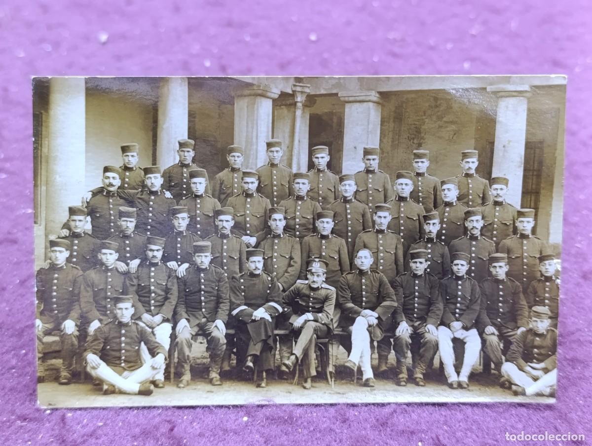 Militaria: Antigua Fotograf&iacute;a en b/n o sepia, militares posando en grupo, pelot&oacute;n o similar, a identificar