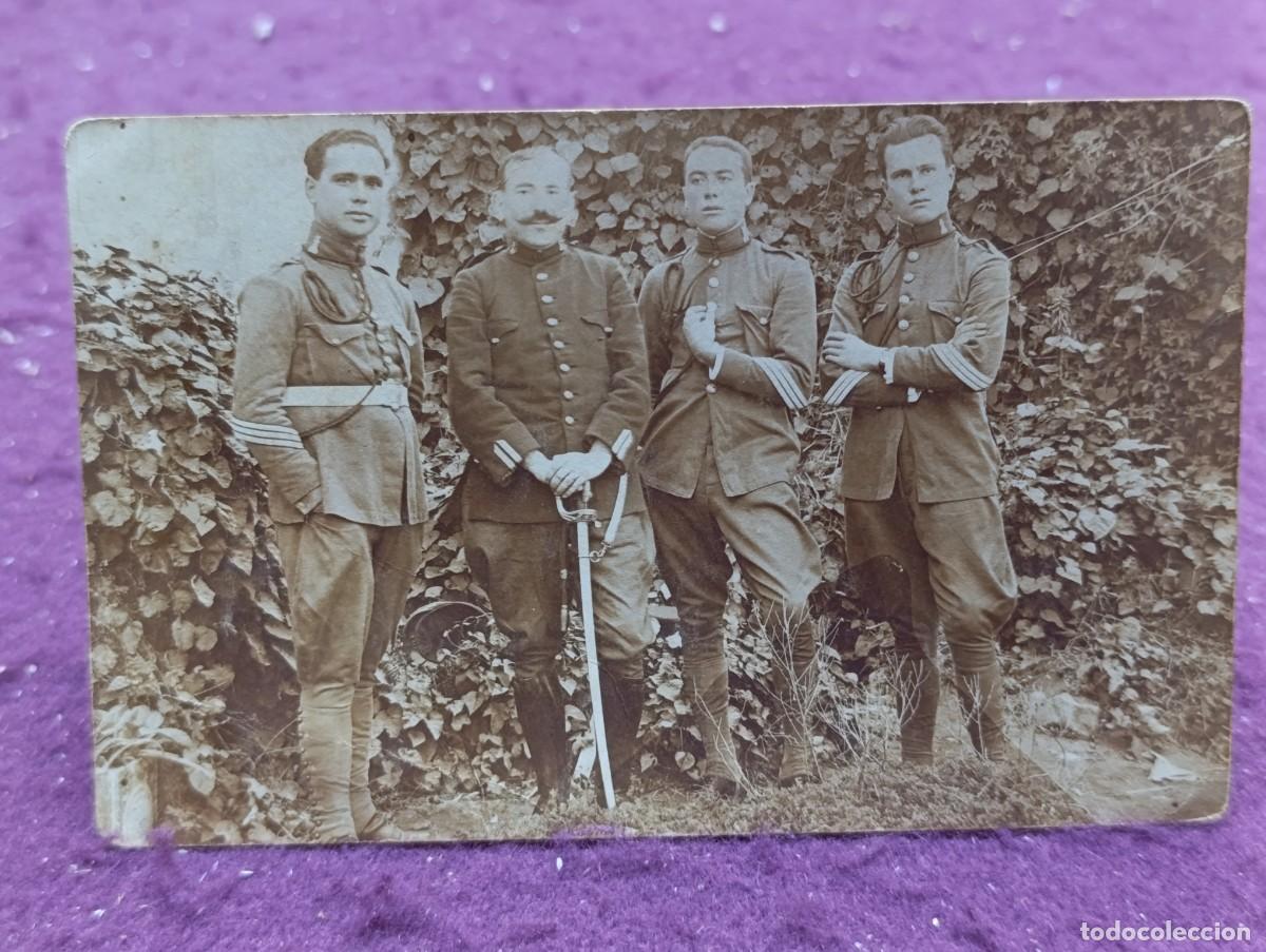 Militaria: Antigua Fotograf&iacute;a en b/n o sepia, 4 militares posando en grupo, a identificar
