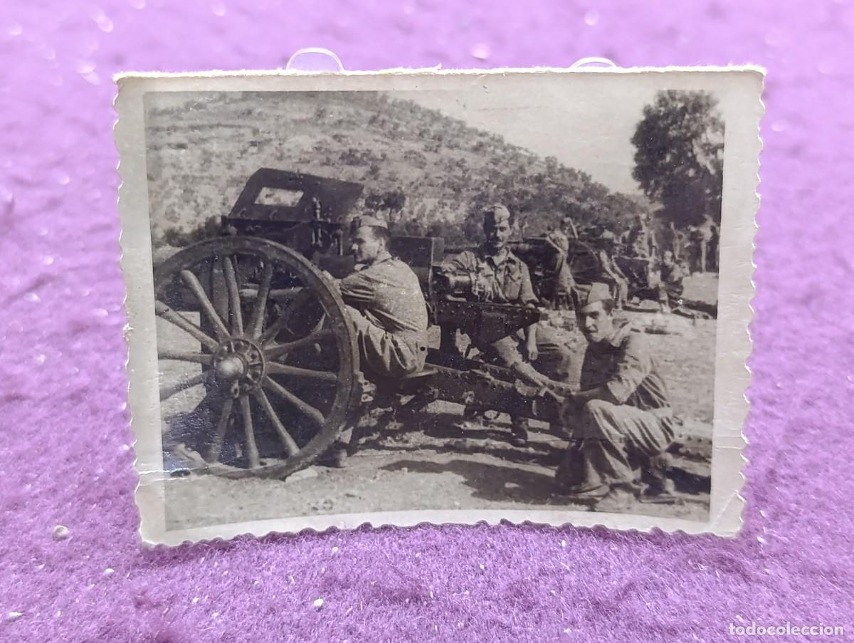 Militaria: Antigua Fotograf&iacute;a en b/n o sepia, grupo de militares posando con ca&ntilde;ones en el frente, a identifica