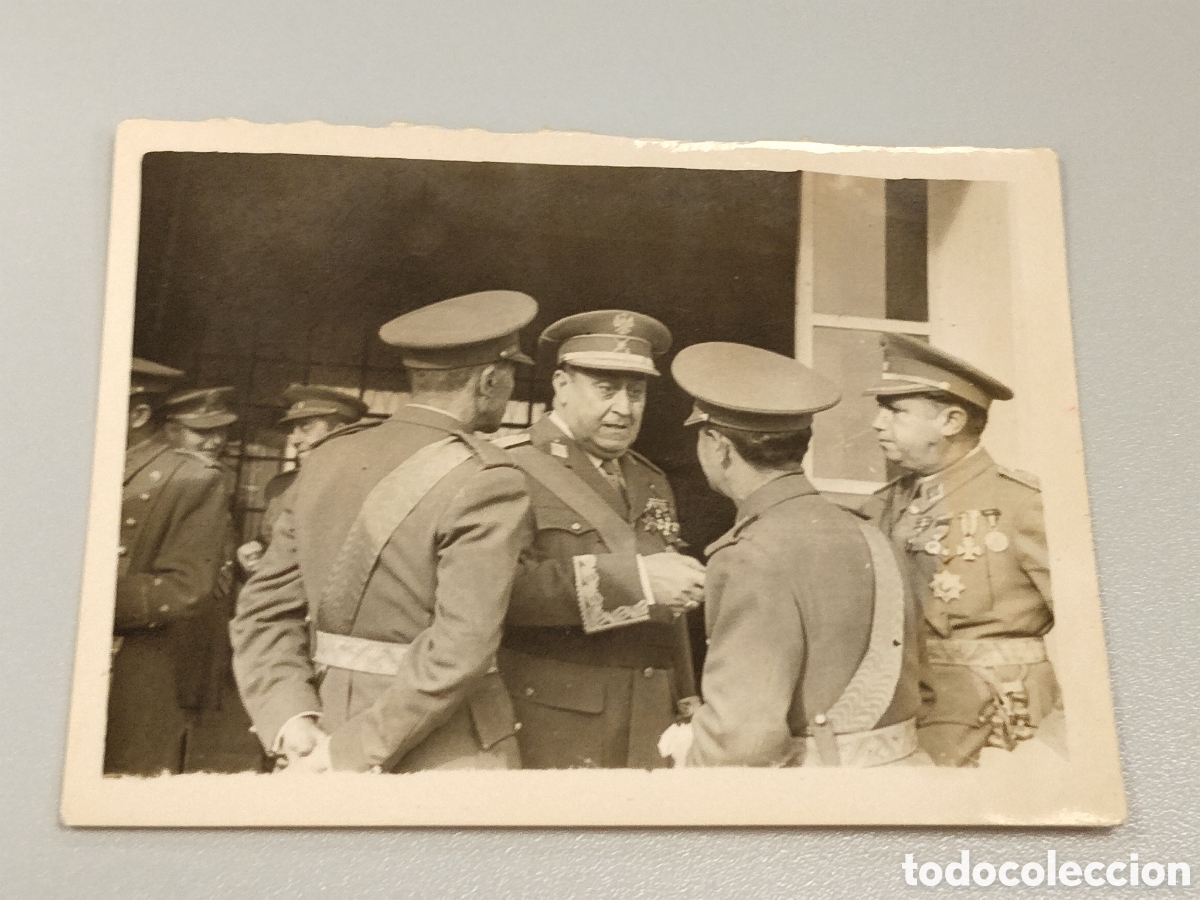 Militaria: Fotograf&iacute;a ex combatientes guerra civil con el general Carlos Iniesta Cano.guardia civil.legionarios