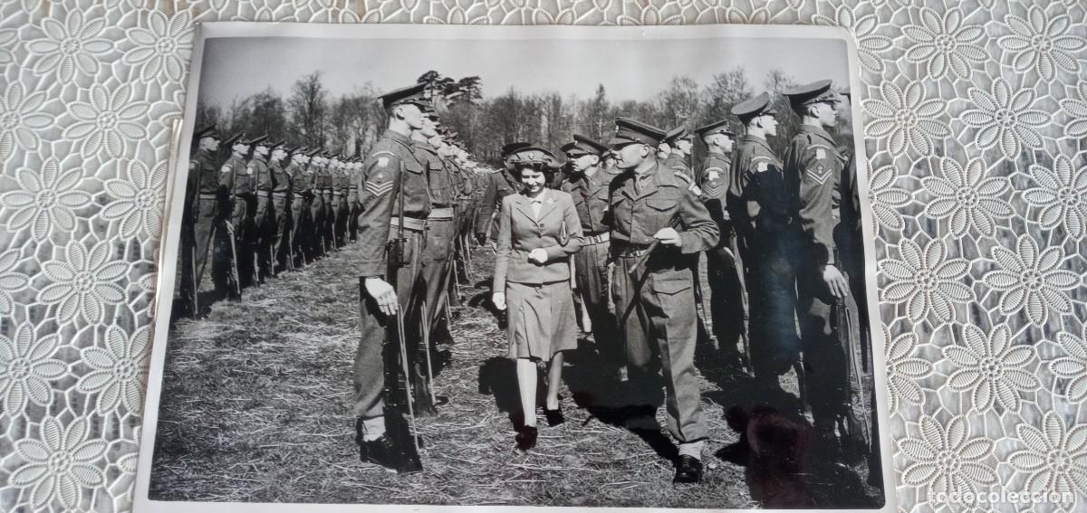 Militaria: fotograf&iacute;a de prensa reina de Inglaterra Isabel II