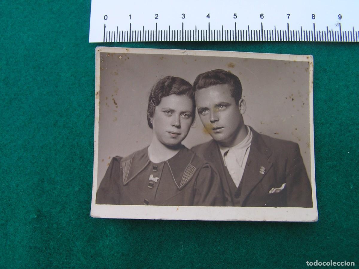 Militaria: Foto formato medio ( 8 x6 cm.) militante de falange con su esposa o familiar.&iquest; A&ntilde;os 30?Con manchas