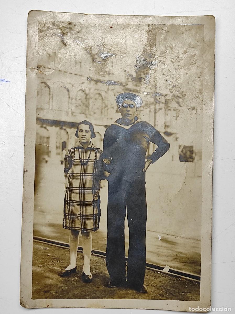 Militaria: RETRATO DE UN MARINERO CON SU NOVIA EN LA CALLE A&Ntilde;OS 20-30 - FOT&Oacute;GRAFO DESCONOCIDO.