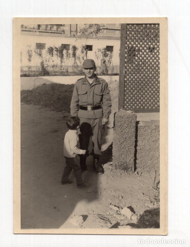 Militaria: SOLDADO ESPA&Ntilde;OL DE LOS A&Ntilde;OS 60 CON UNIFORME DE FAENA. 12,5X8,5.
