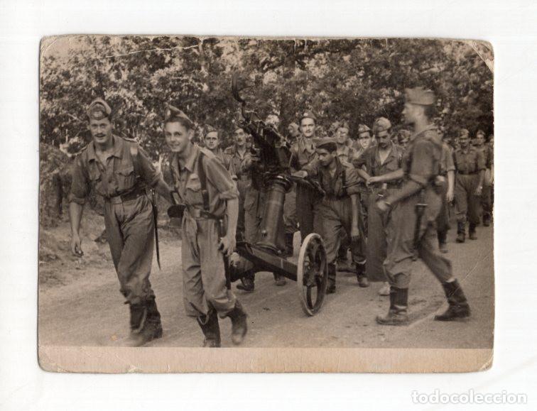 Militaria: GRUPO DE MILITARES TRANSPORTANDO UNA PIEZA DE ARTILLER&Iacute;A LIGERA O UNA AMETRALLADORA PESADA. 11x8.