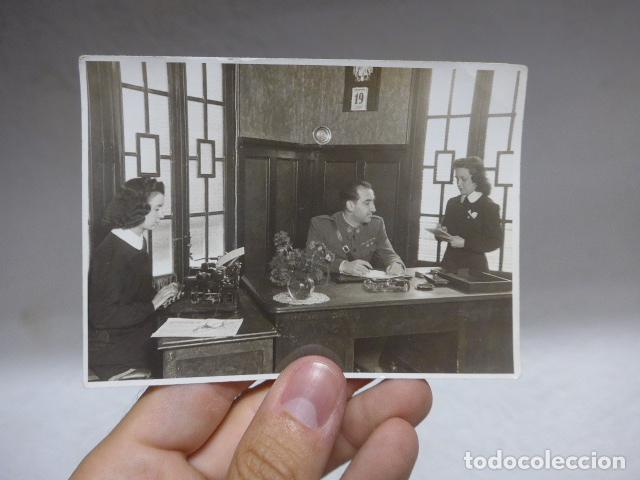 Militaria: Antigua fotografia de oficial con medallas del Cuerpo de Turia, sello Valencia, Division azul ?