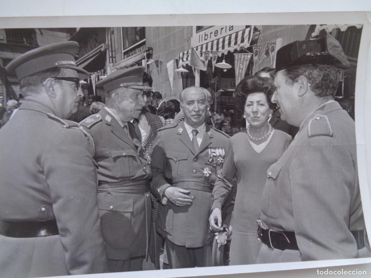 Militaria: FOTO DE MILITARES Y GUARDIA CIVIL , GENERALES , CONDECORADO ....... 12 X 18 CM