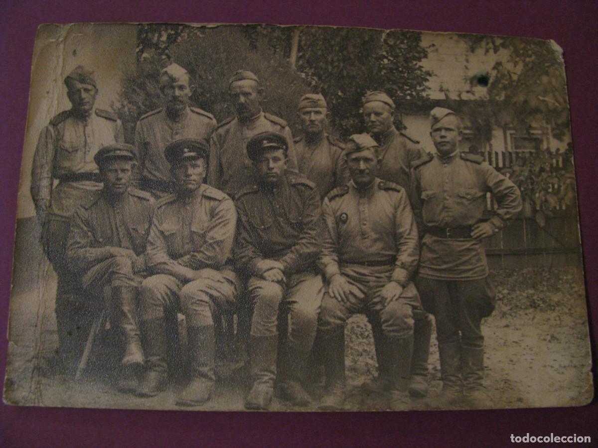 Militaria: FOTO DE MILITARES SOVI&Eacute;TICOS DEL EJERCITO ROJO. FINALES DE LA SEGUNDA GUERRA MUNDIAL. 13X9 CM.