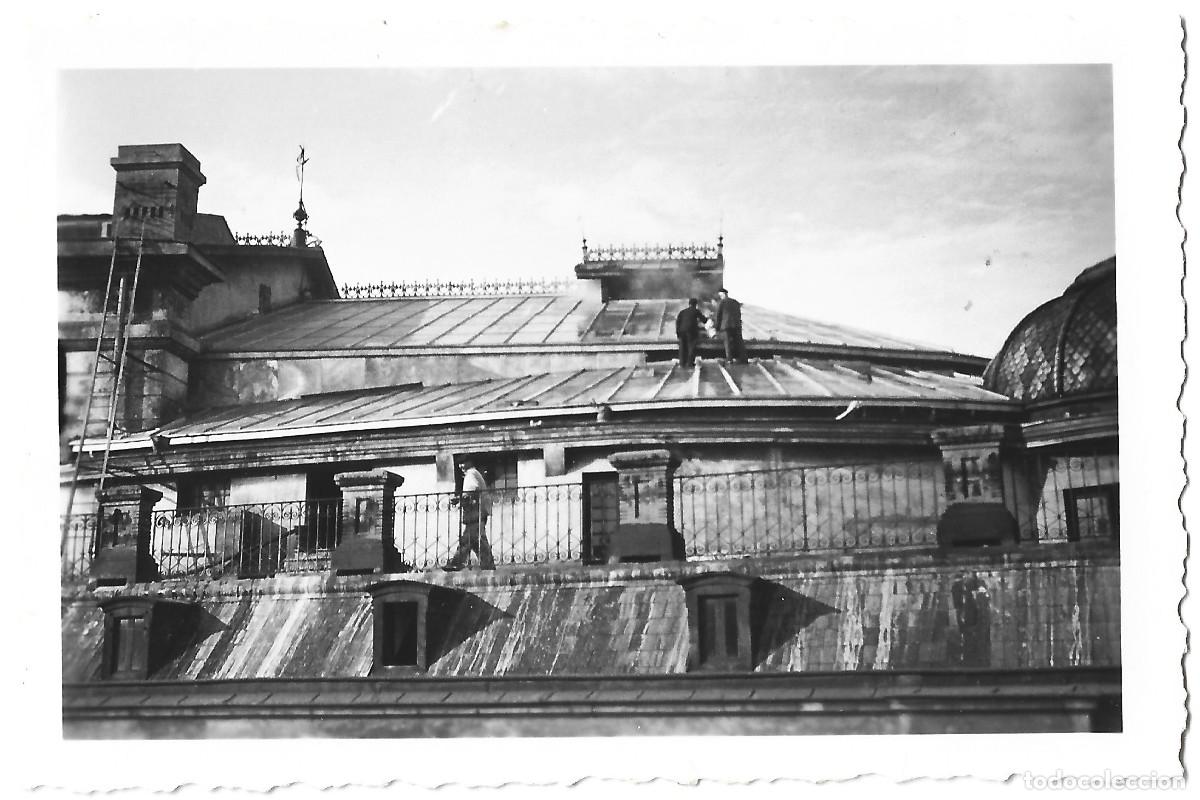 Militaria: 1938 CA Fotograf&iacute;a guerra civil Bilbao operarios sobre cubierta Teatro Arriaga procede Legi&oacute;n C&oacute;ndor