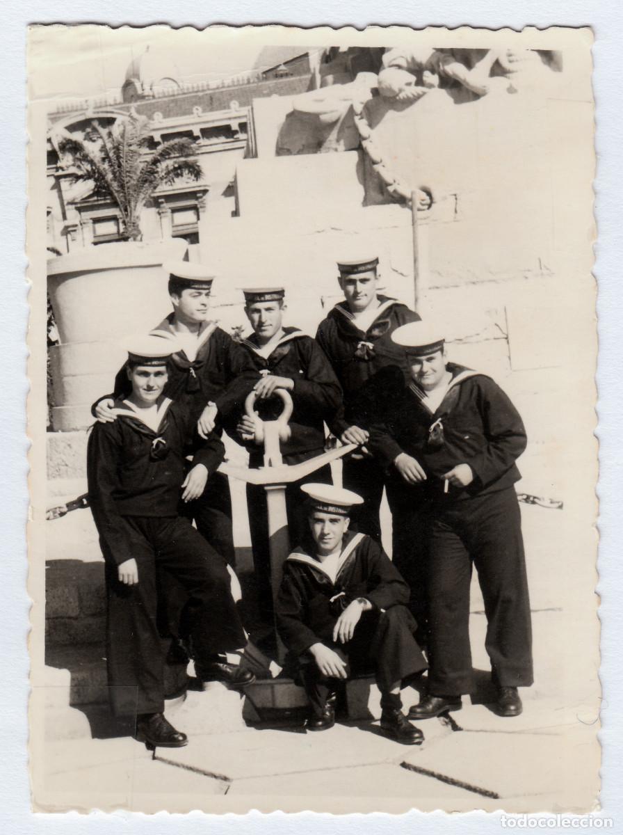 Militaria: Grupo de marineros con un ancla. Cuartel de Instrucci&oacute;n, Cartagena, Murcia. A&ntilde;os 60 g aa