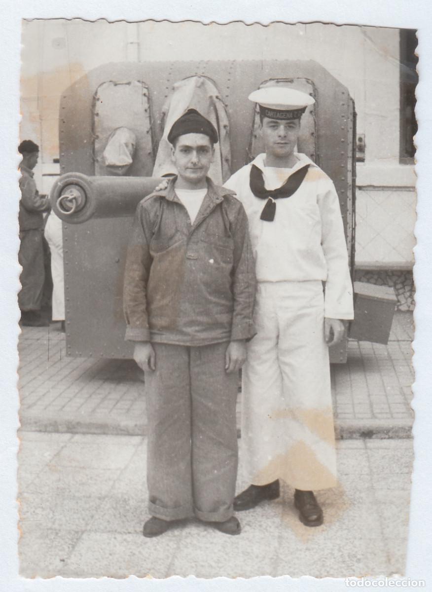 Militaria: Marineros con un ca&ntilde;&oacute;n. Cartagena, Murcia. A&ntilde;os 60 g aa