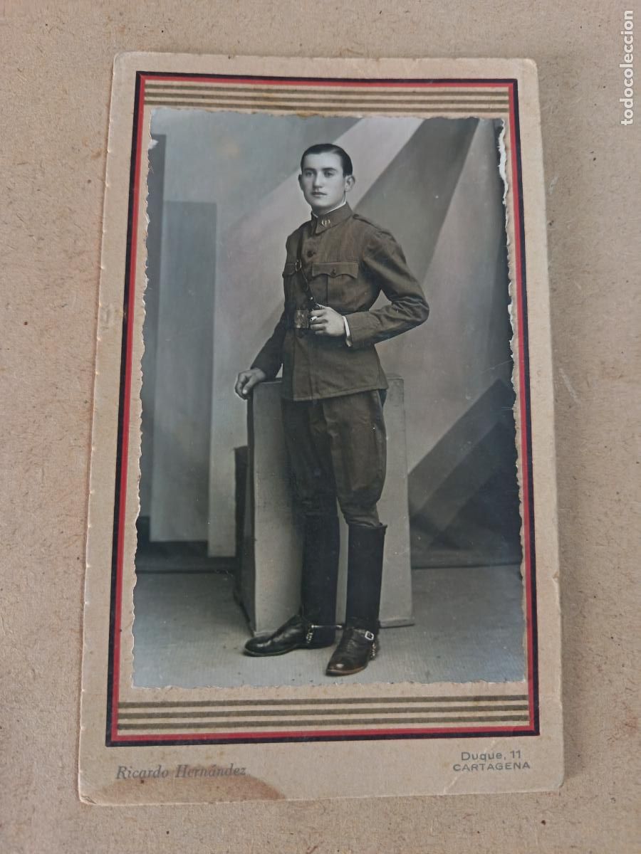 Military Antiques: ANTIGUA FOTO DE MILITAR. SOBRE CART&Oacute;N. RICARDO HERNANDEZ. CARTAGENA. 10 X 15 CM APROX.