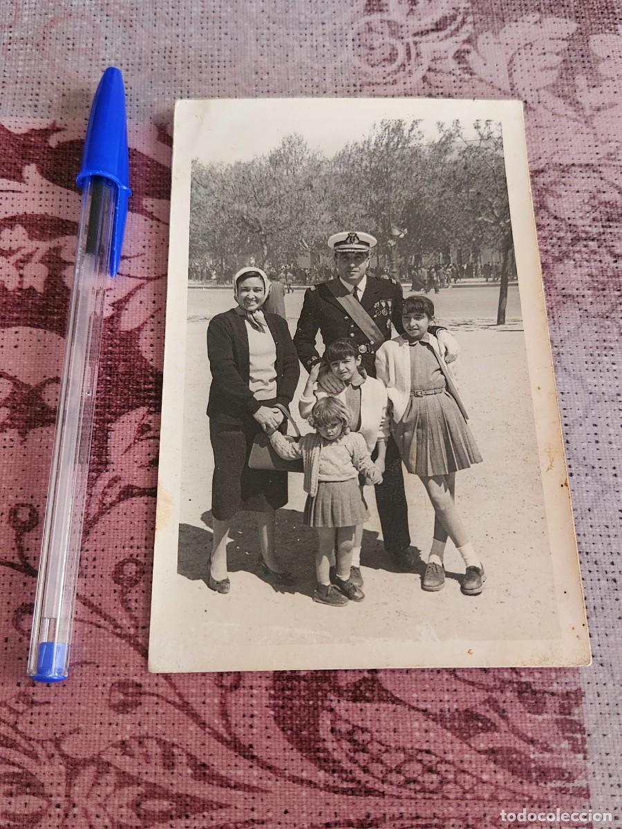 Militaria: Antigua Foto Original En Blanco Y Negro De Una Familia De Militar De B&eacute;tera (Valencia) A&ntilde;os 50.