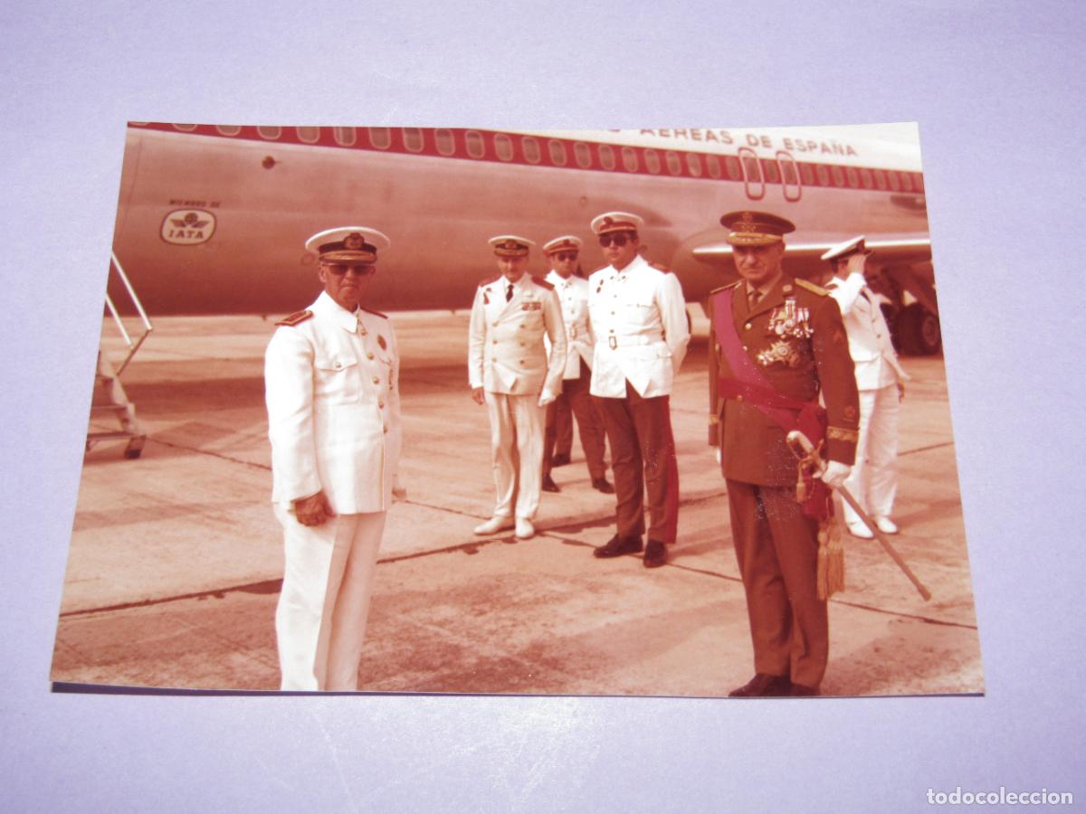 Militaria: Antigua Fotograf&iacute;a Original de FRANCO y General Junto al Avi&oacute;n de IBERIA - A&ntilde;o 1970s.