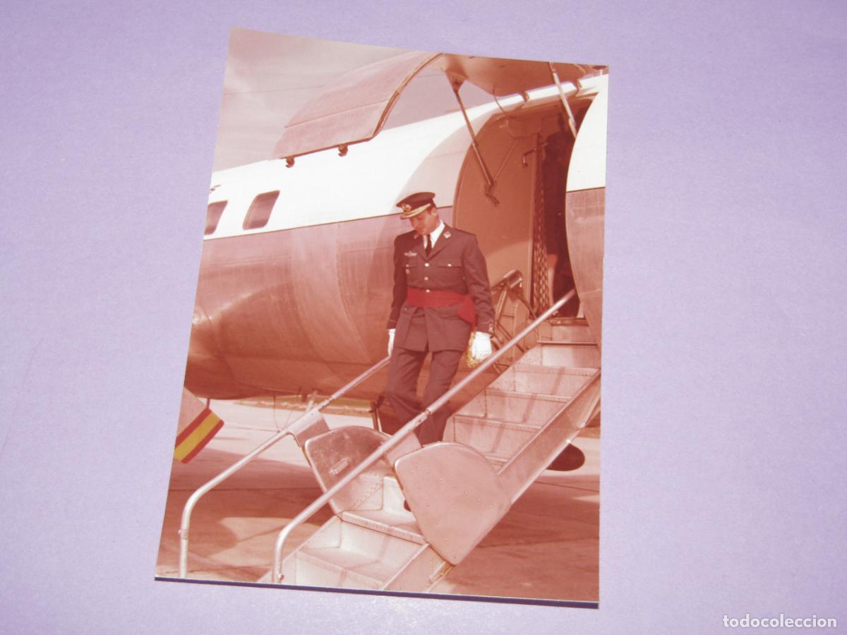 Militaria: Antigua Fotograf&iacute;a Original de JUAN CARLOS Bajando del Avi&oacute;n de IBERIA - A&ntilde;o 1970s.