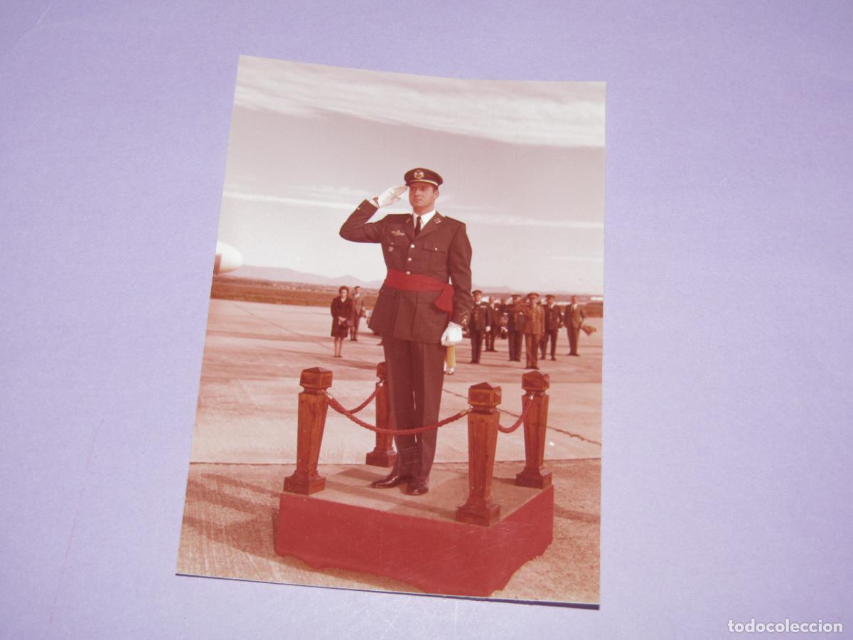 Militaria: Antigua Fotograf&iacute;a Original de JUAN CARLOS Llegada en Avi&oacute;n - A&ntilde;o 1970s.