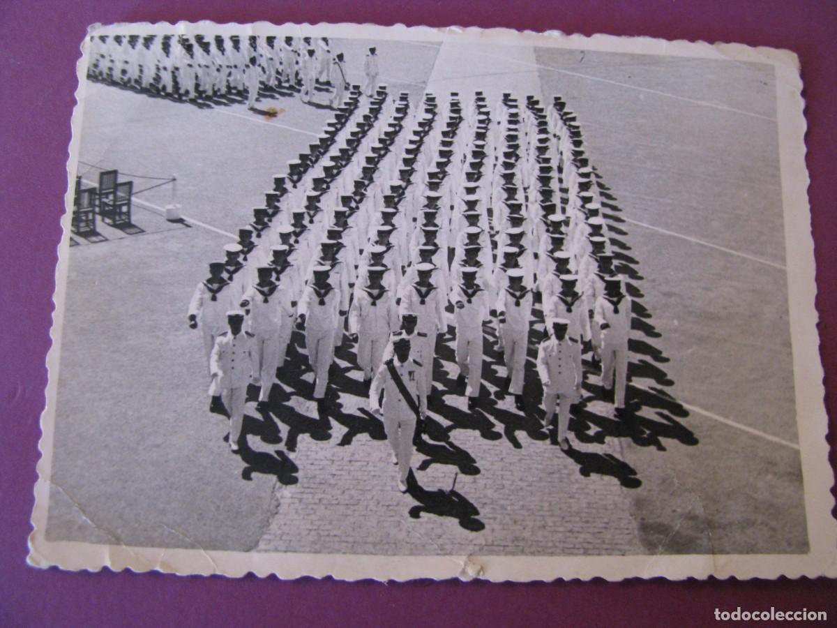Militaria: FOTO DE UN DESFILE DE GALA DE ARMADA ESPA&Ntilde;OLA. 11,5X8 CM