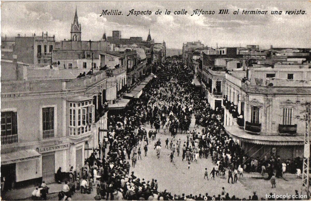 Militaria: Melilla Aspecto de la calle Alfonso XIII al terminar una revista - Espa&ntilde;a - Fotopostal original Boix