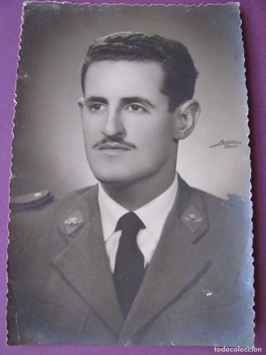 Militaria: FOTO DEL ESTUDIO DE TENIENTE DE AVIACION. FOTO LEIVA, MALAGA. 13X9 CM. A&Ntilde;OS 1949- 1950