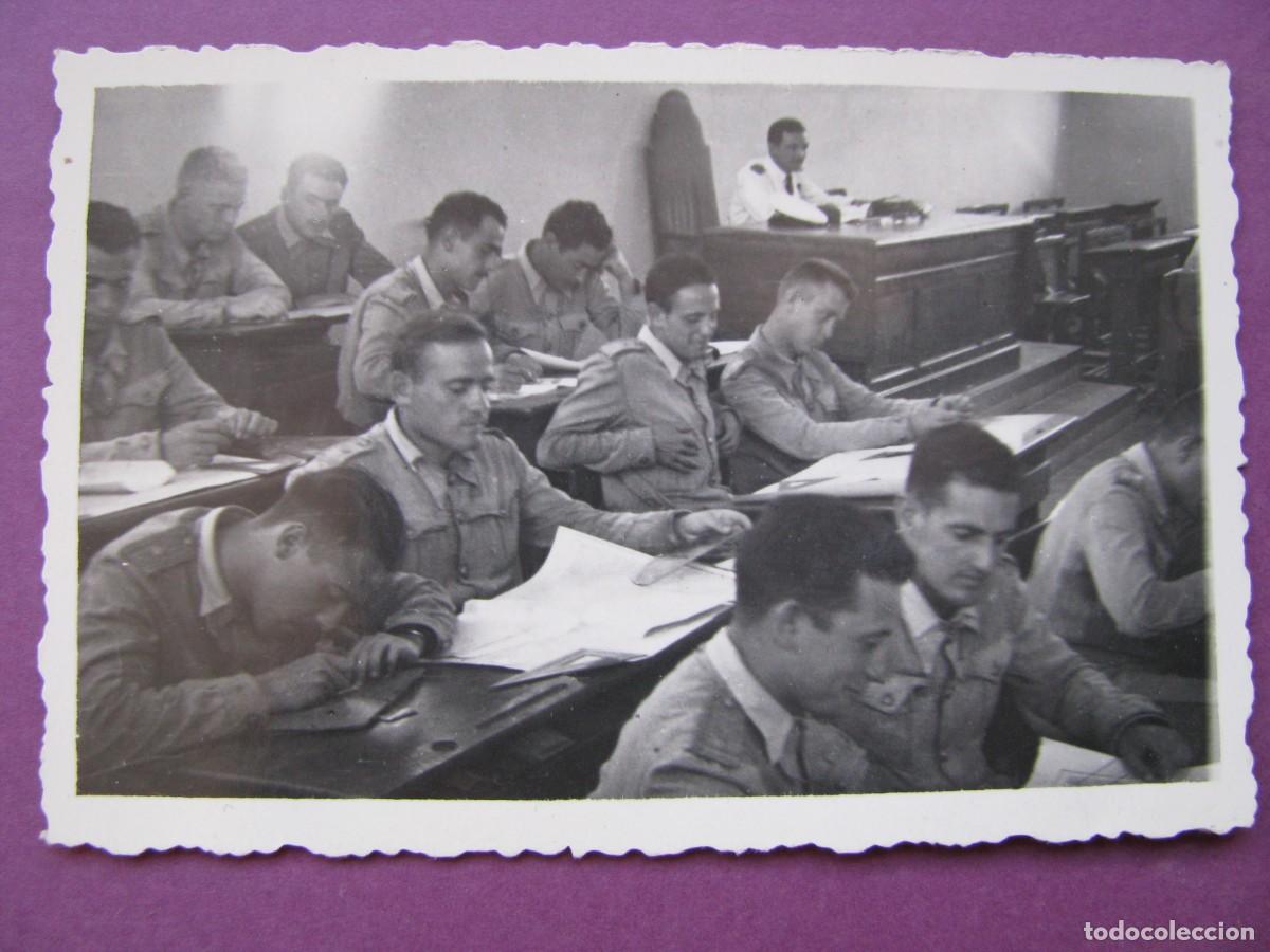 Militaria: FOTO DE MILITARES. INTERIOR DE AULA. 9X6 CM. A&Ntilde;OS 1949-1950