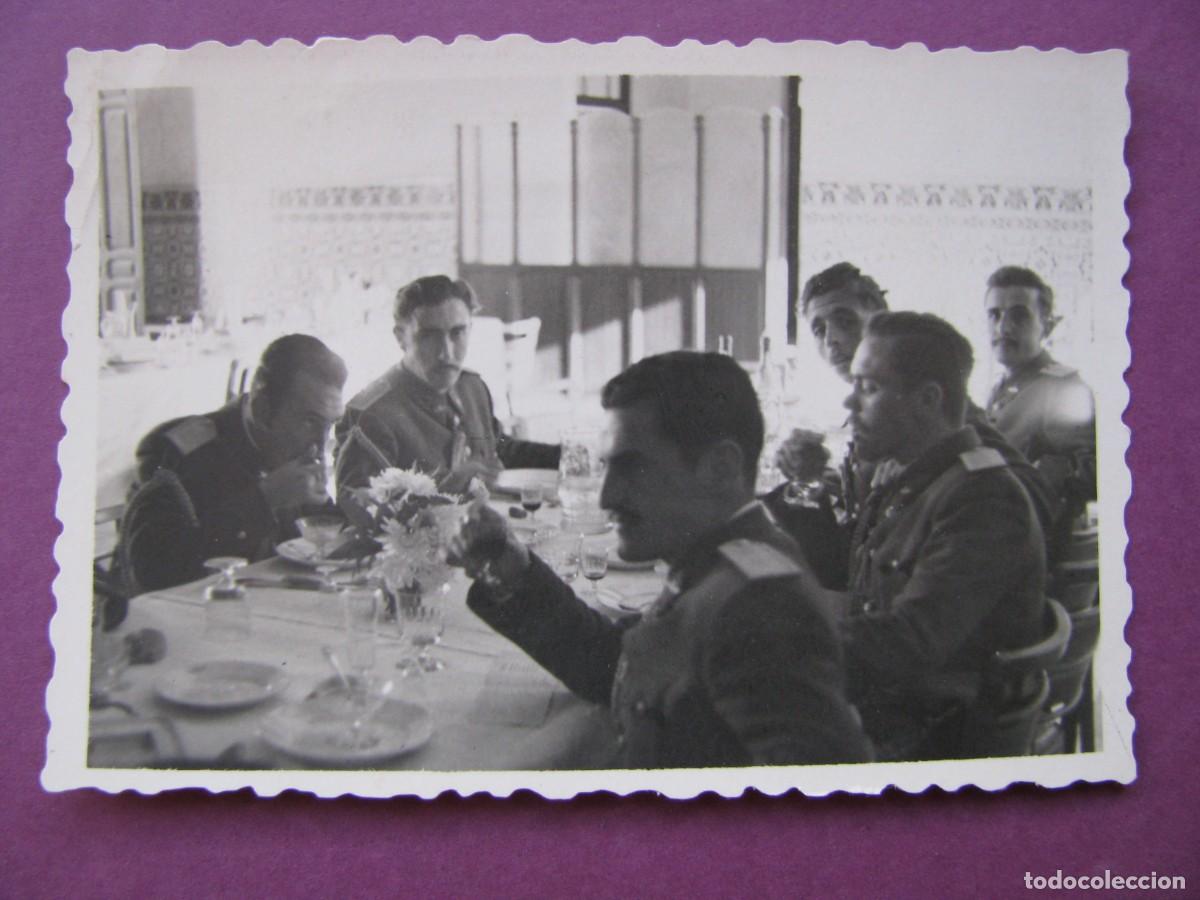 Militaria: FOTO DE MILITARES. BANQUETE DE OFICIALES, AVIACION. REPORTAJES CASTRO. LOS ALCAZARES, 9X6 CM. 1949