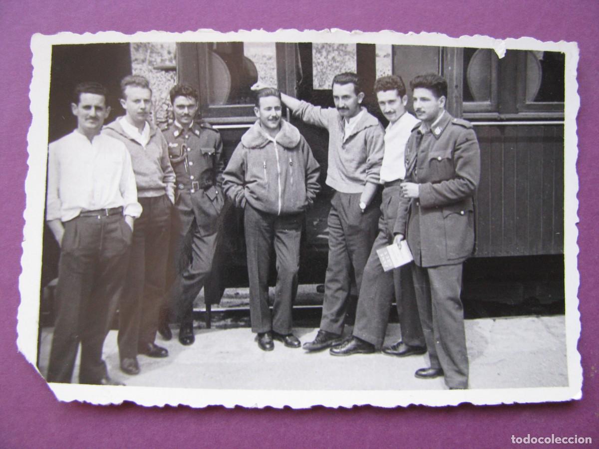 Militaria: FOTO DE MILITARES. TREN, VIAJE A GRANADA. JUEVES SANTO 1949. 9X6 CM