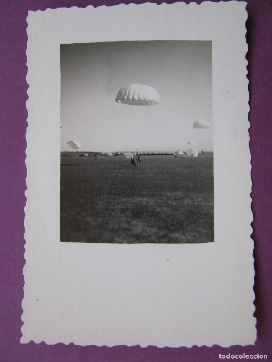 Militaria: FOTO DE MILITARES. PARACAIDISTAS EJERCITO DEL AIRE. SALTO EN CAMPO. FEBRERO 1950. 9X6 CM