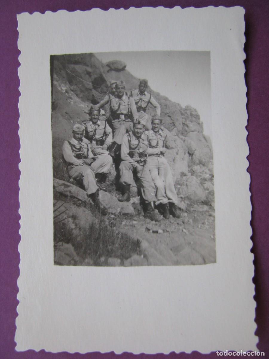 Militaria: FOTO DE MILITARES. MARCHA EN EL MONTE. DESCANSO. 9X6 CM. A&Ntilde;OS 1949, 1950