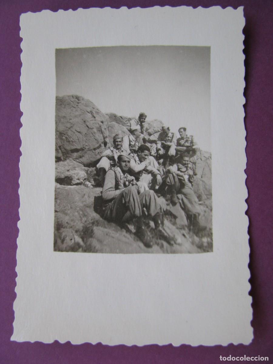 Militaria: FOTO DE MILITARES. MARCHA EN EL MONTE. DESCANSO. 9X6 CM. A&Ntilde;OS 1949, 1950