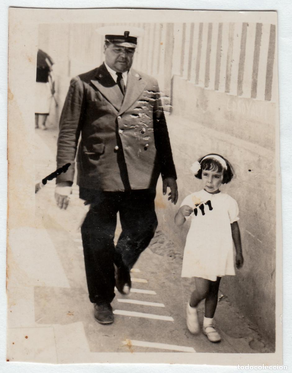 Militaria: Armada Espa&ntilde;ola. Militar de la Marina con su hija. A&ntilde;os 50 g aa
