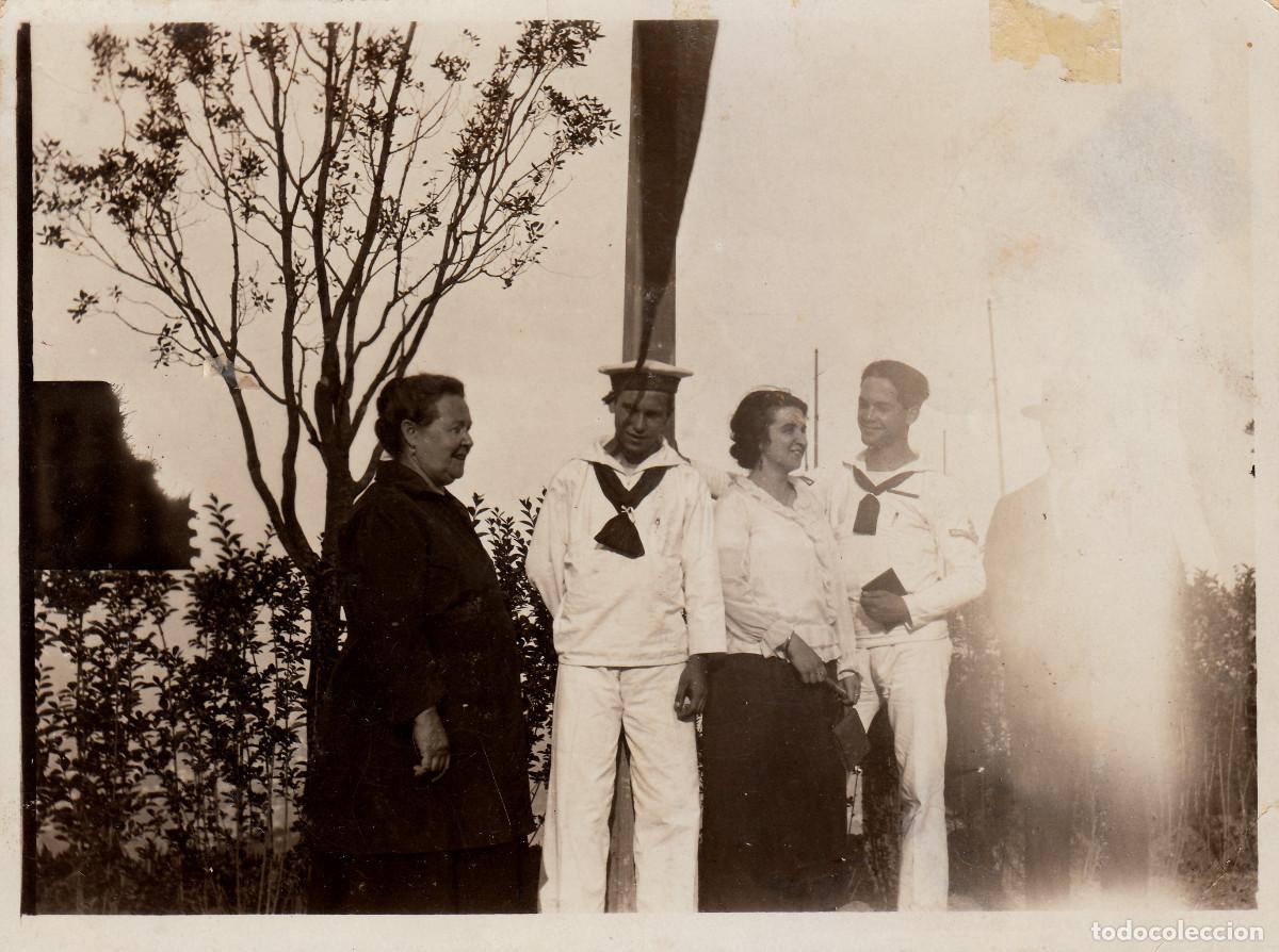 Militaria: Marineros con dos damas. A&ntilde;os 20 g aa