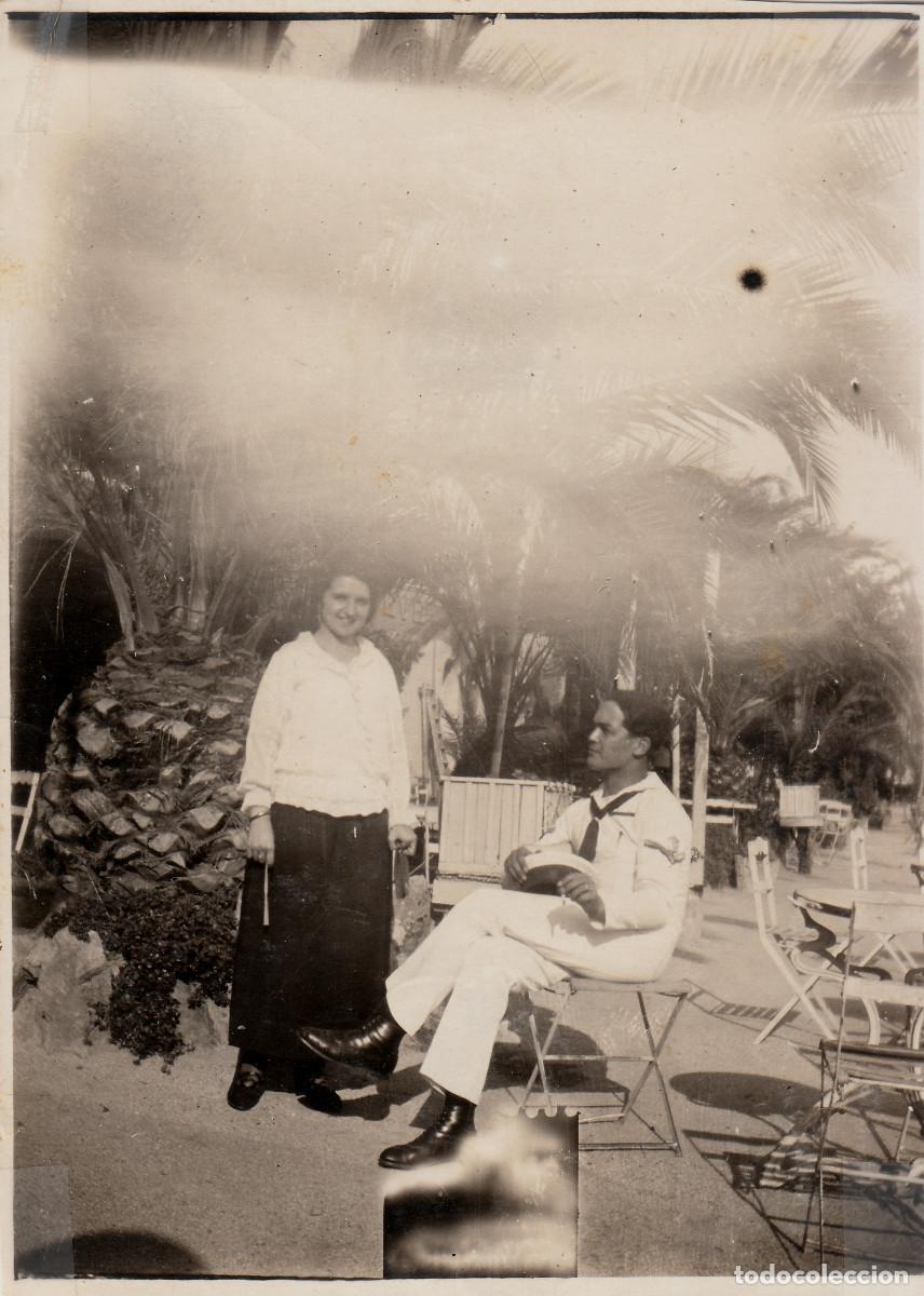 Militaria: Marinero y dama en una terraza de Barcelona. A&ntilde;os 20 g aa