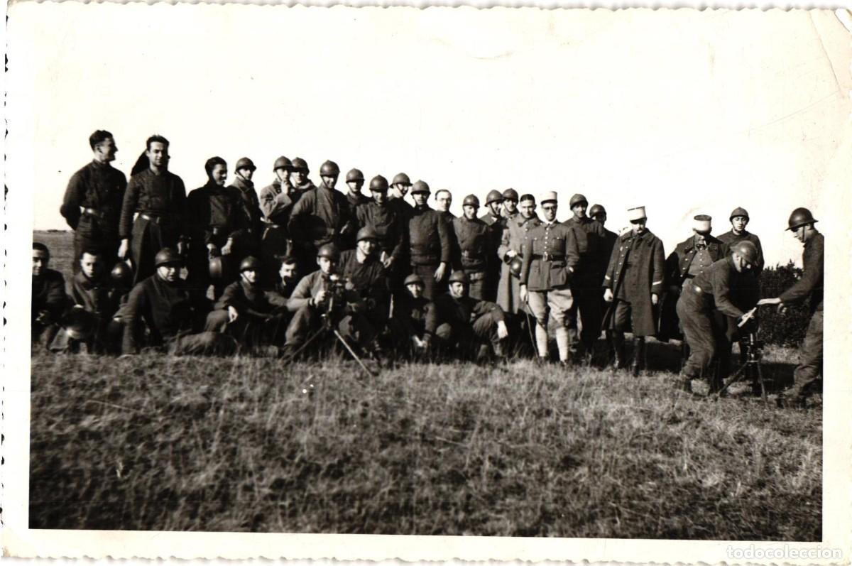 Militaria: Soldados franc&eacute;ses durante la II Guerra Mundial - Retrato en grupo campo de batalla