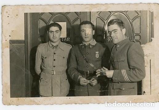 Militaria: TETUAN. MANOLO FOTOGRAFO. MILITARES. UNO HERIDO CON MEDALLA FORMATO POSTAL