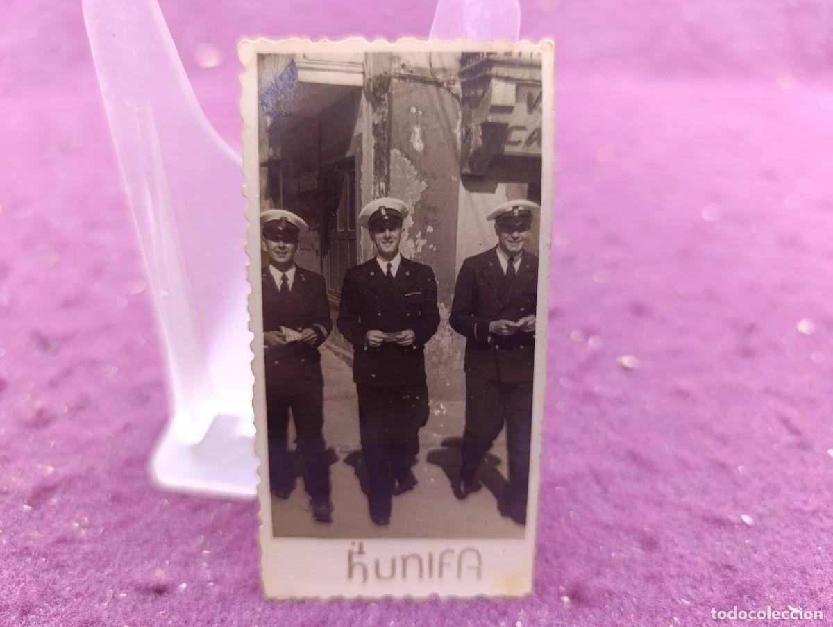 Militaria: Antigua fotograf&iacute;a de Archivo, tres militares o marineros, con sello al dorso