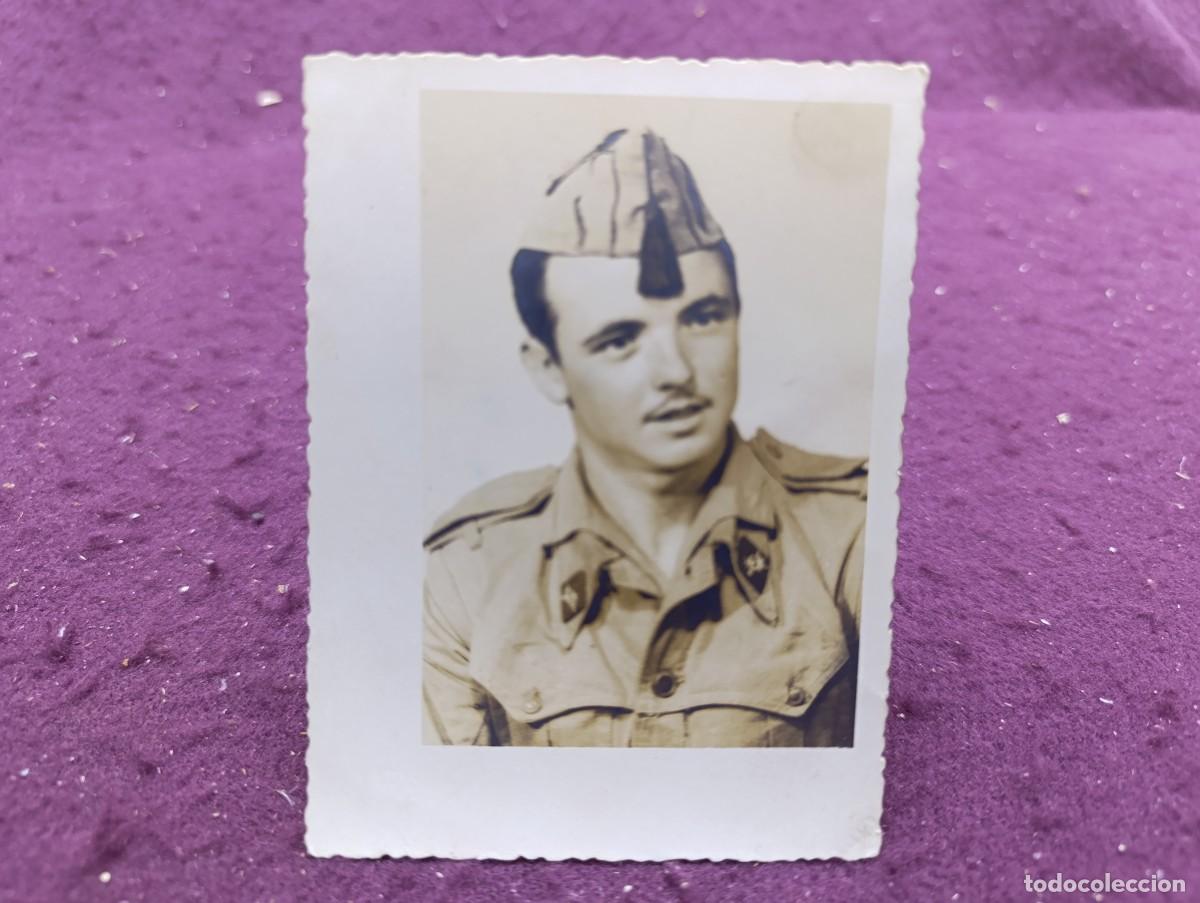 Militaria: Antigua fotograf&iacute;a de Archivo, 1952, militar, sellos al dorso
