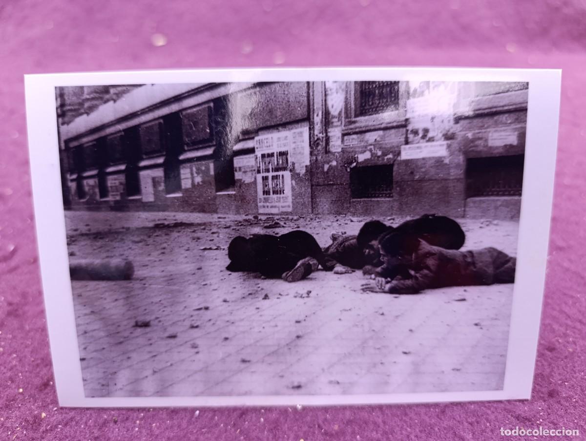 Military Antiques: Antigua fotograf&iacute;a de Archivo, Guerra Civil, 1937, Madrid, Gran V&iacute;a, junto a bomba, sello al dorso