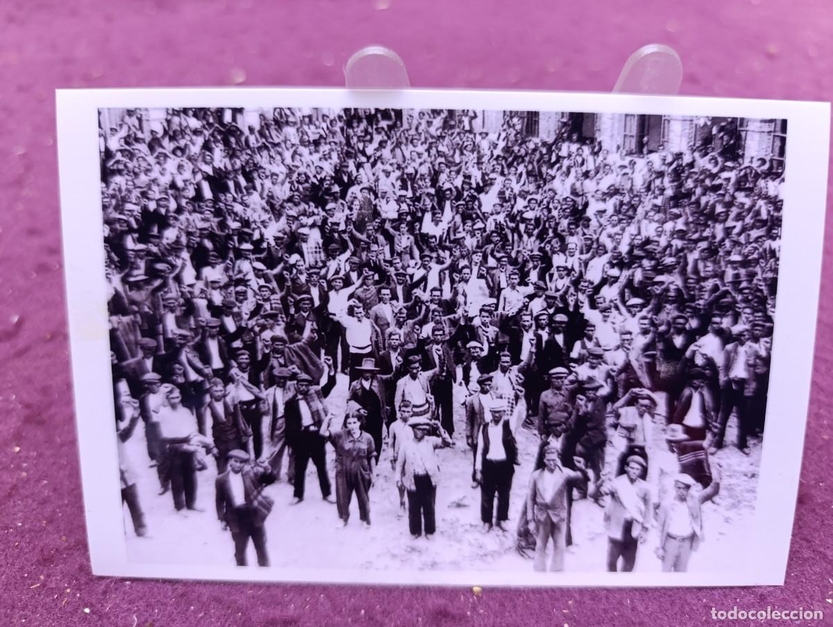 Militaria: Antigua fotograf&iacute;a de Archivo, Guerra Civil, 1936, Madrid, manifestaci&oacute;n comunista, sello al dorso