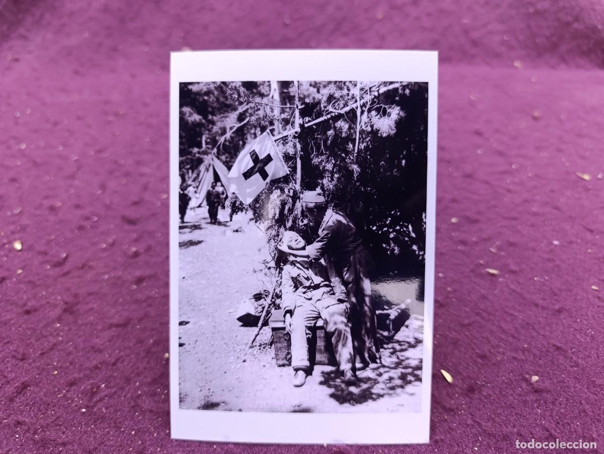 Militaria: Antigua fotograf&iacute;a de Archivo, Guerra Civil, 1936, curando a herido, frente de Guadarrama, sello