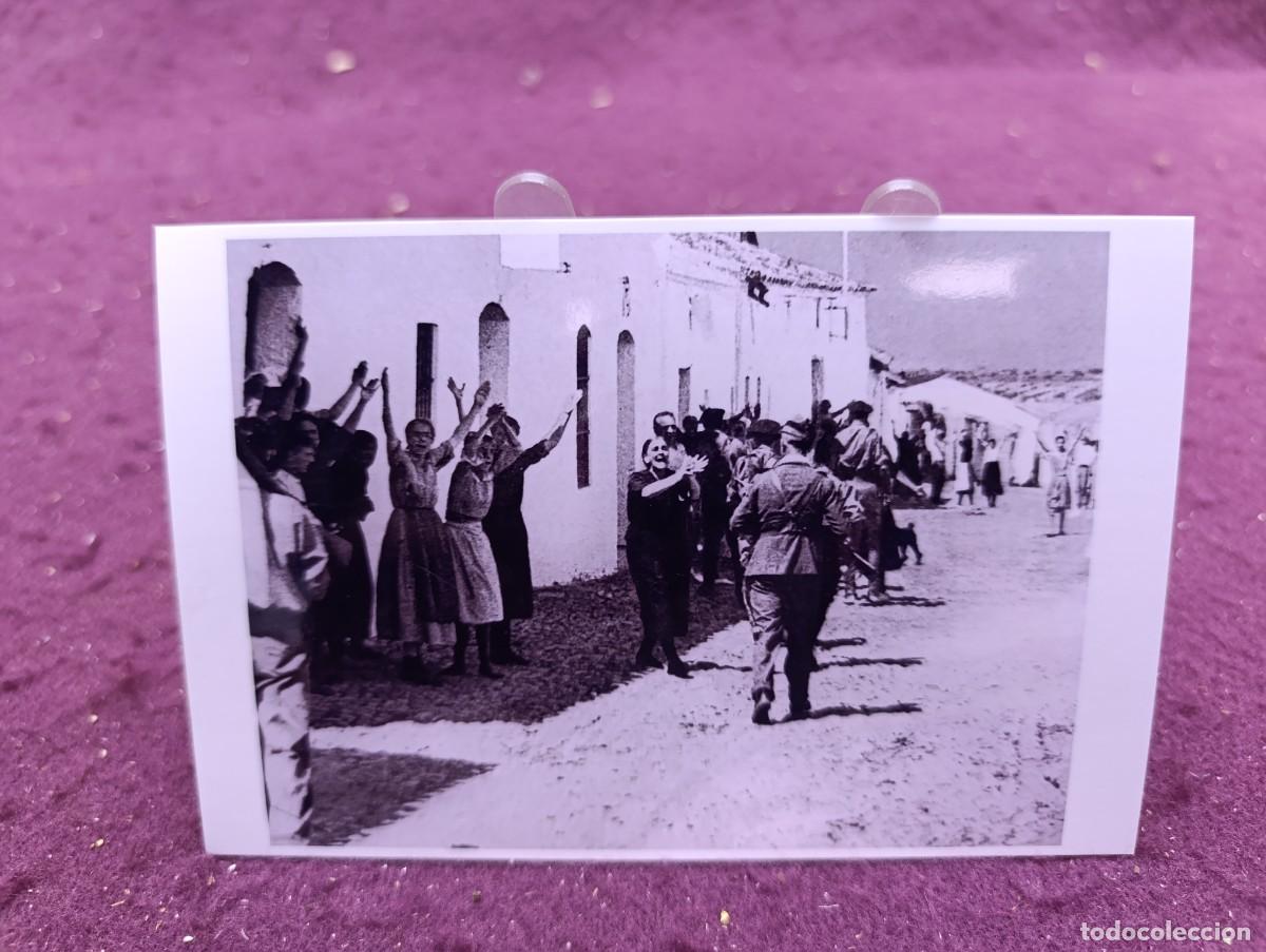 Militaria: Antigua fotograf&iacute;a de Archivo, Guerra Civil, 1936, aclamando a tropas nacionalistas, sello al dorso