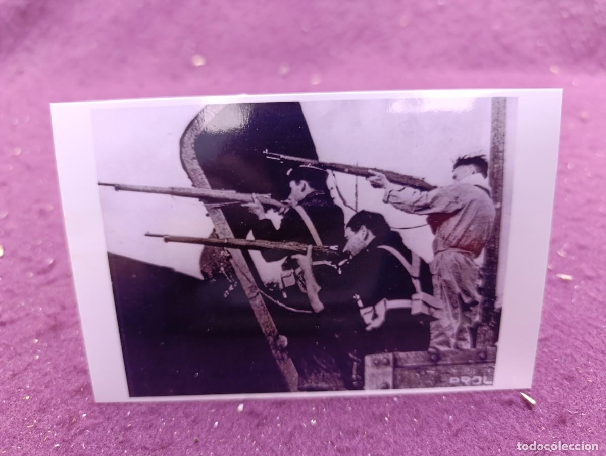 Militaria: Antigua fotograf&iacute;a de Archivo, Guerra Civil, tiradores nacionalistas, sello al dorso